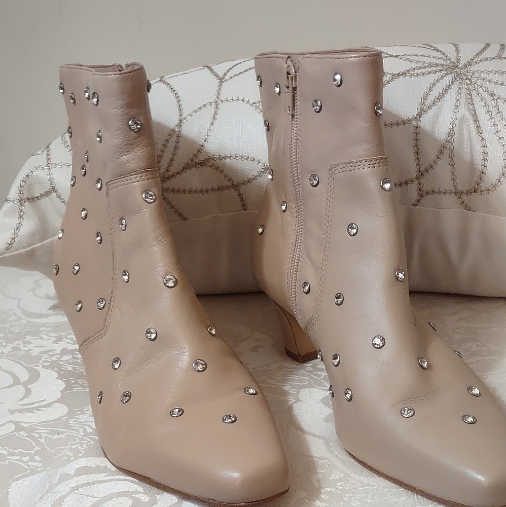 Gianni Bini Stylish Leather Booties with rhinestones in winter white Size (9)